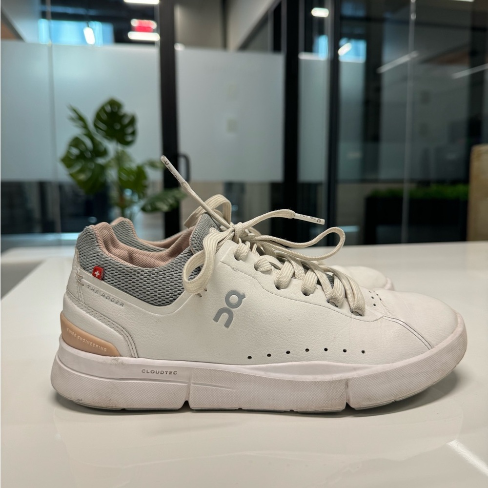 On The Roger advantage Tennis Sneaker (Women)